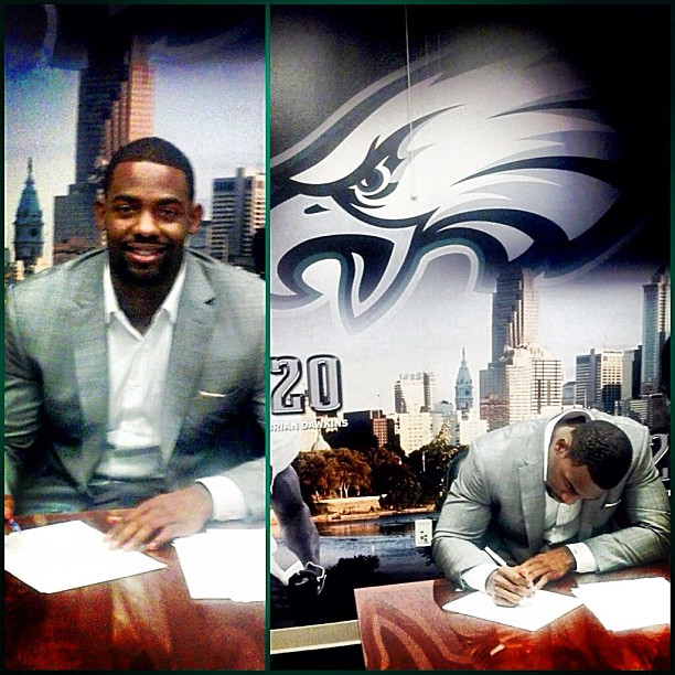 WR Arrelious Benn signs a 1-year contract extension to stay in Philadelphia through 2014.