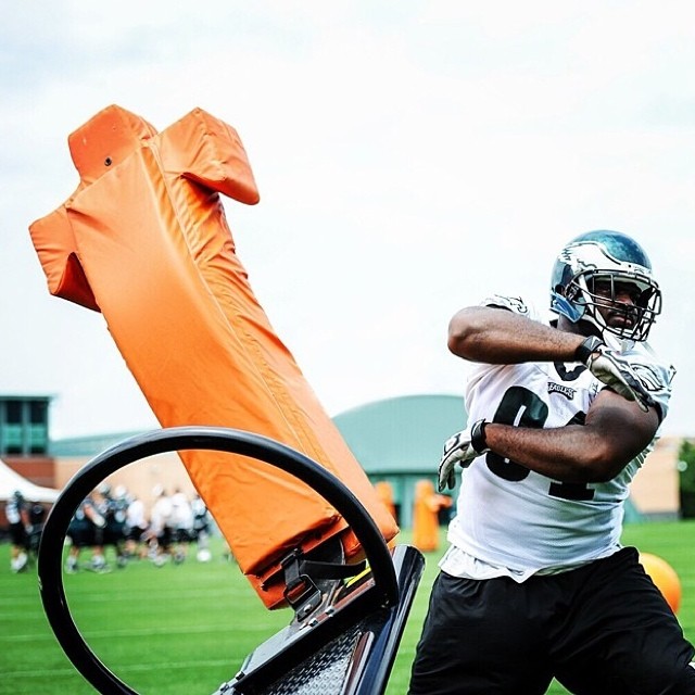 @usnikefootball: Forget last season. This is the time for muscle memory. This is the #summerofstronger. @fcoxx_91 and the @philadelphiaeagles get ready to blitz the competition from the first snap.