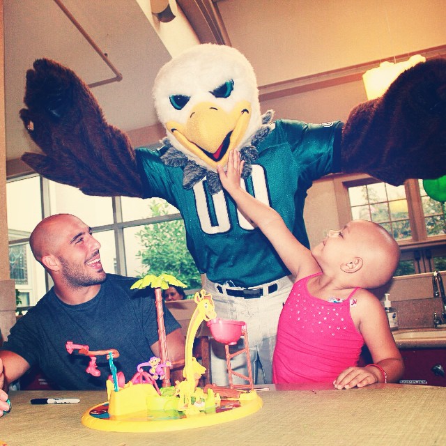 This Junior fan shows SWOOP who's boss on @philarmh Game Night.