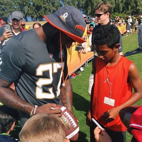 @malcolmjenkins27 signs autographs after practice. (h/t @espnnfl)