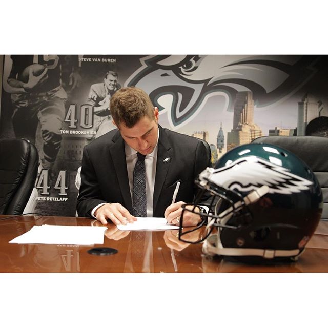 Brent Celek signs his new 3-year deal.