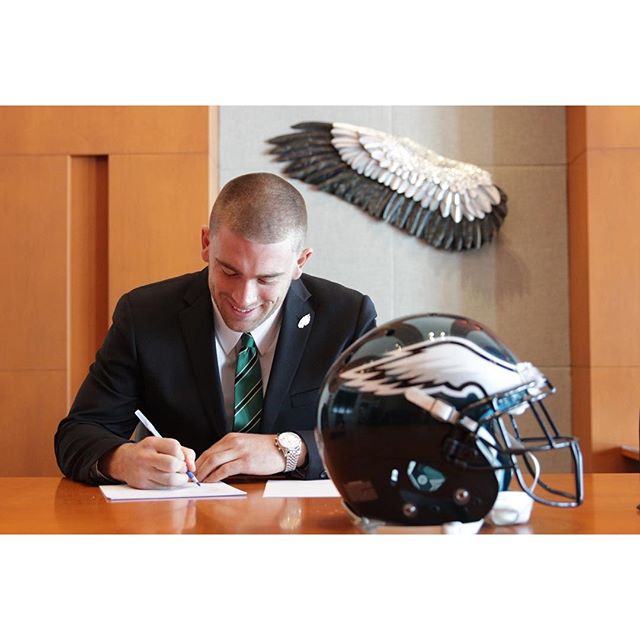 Zach Ertz signs his contract extension. Tune in for his 1PM press conference online or on the Eagles app.